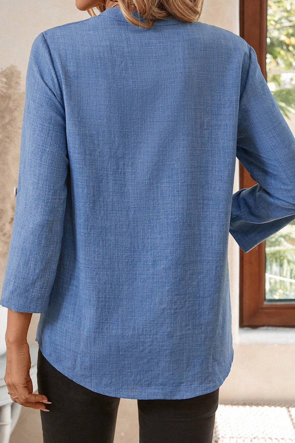 Bluse blå V-hals polyester 3/4 ærmer opsmøg dame hverdag