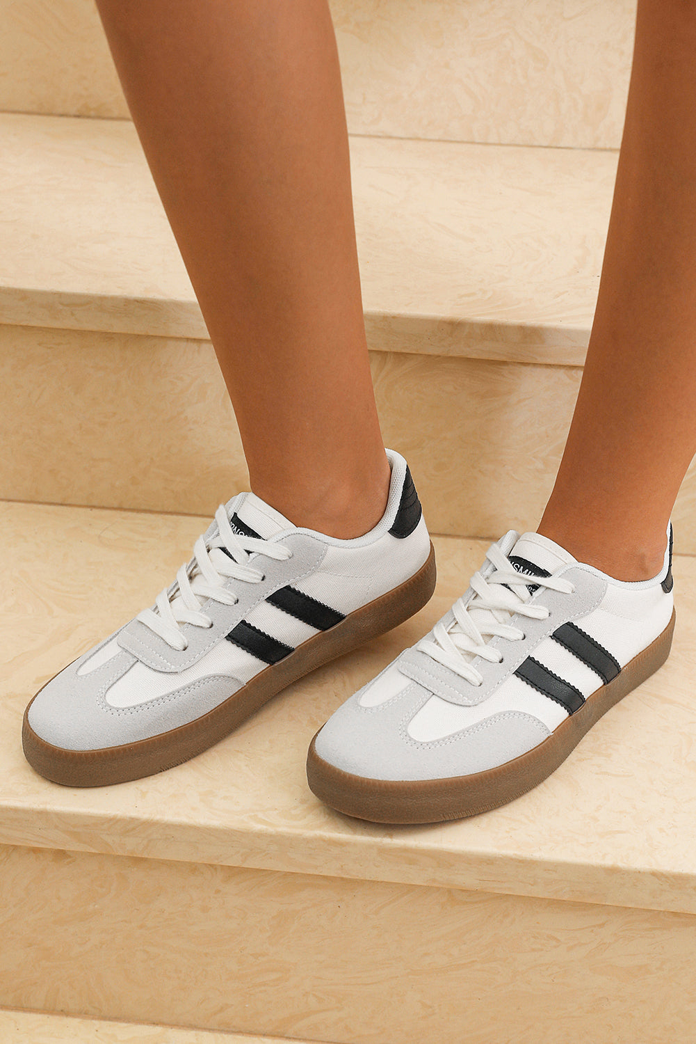 Flade sneakers med striber og snørebånd