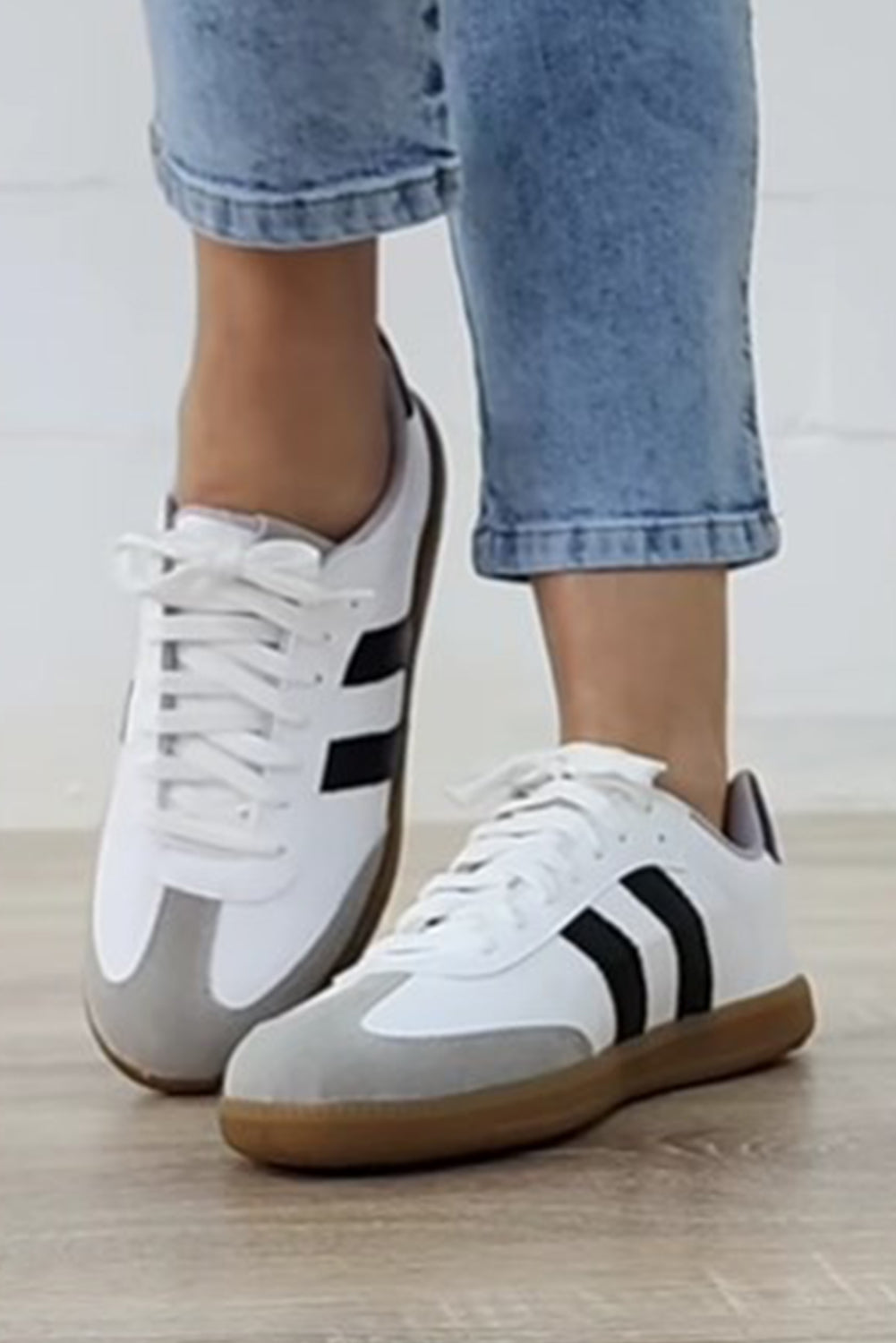 Flade sneakers med striber og snørebånd