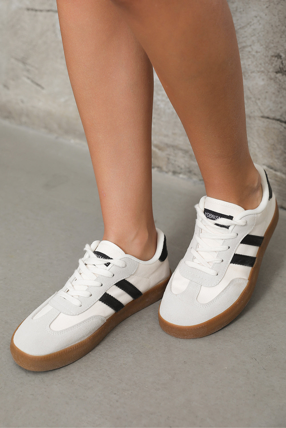 Flade sneakers med striber og snørebånd