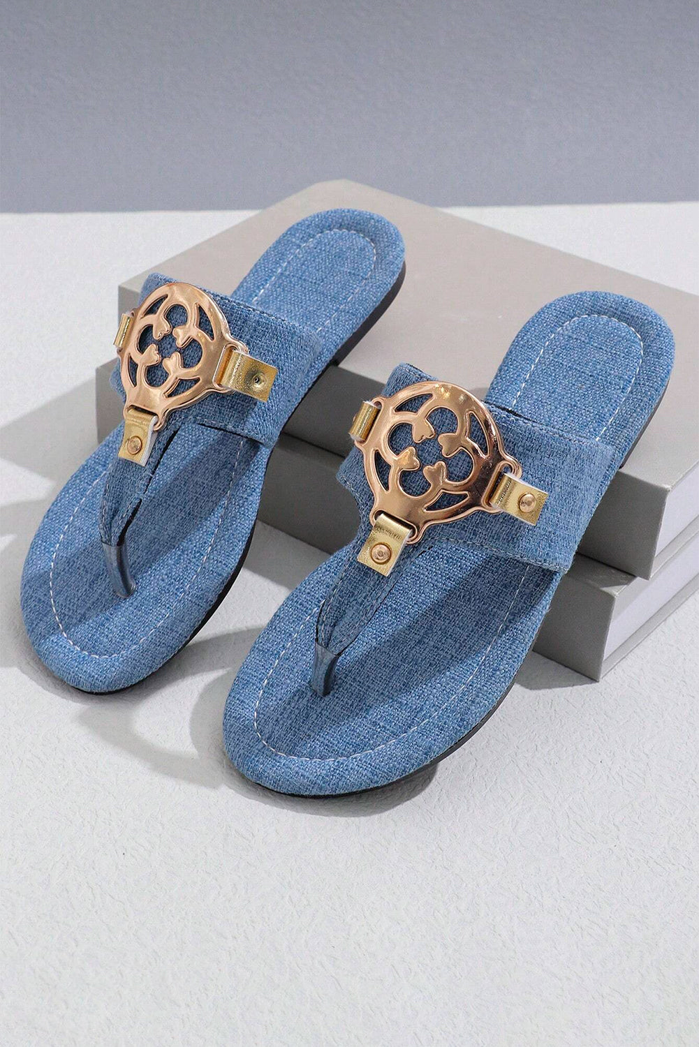 Sandaler i syntetisk læder med metalpynt i afslappet stil