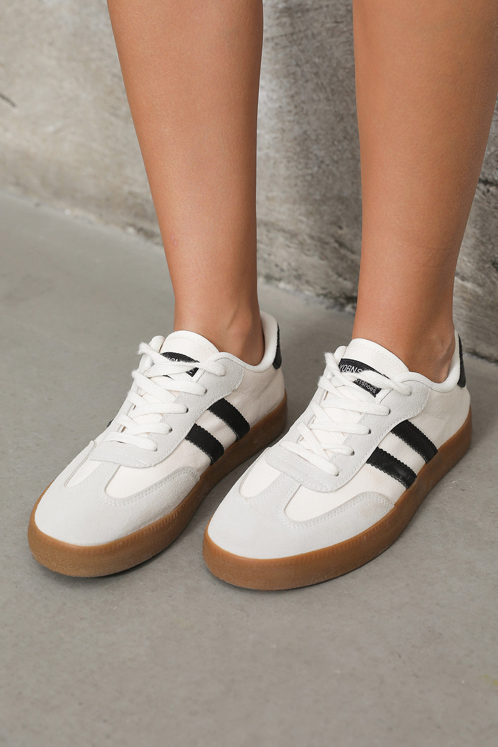 Flade sneakers med striber og snørebånd
