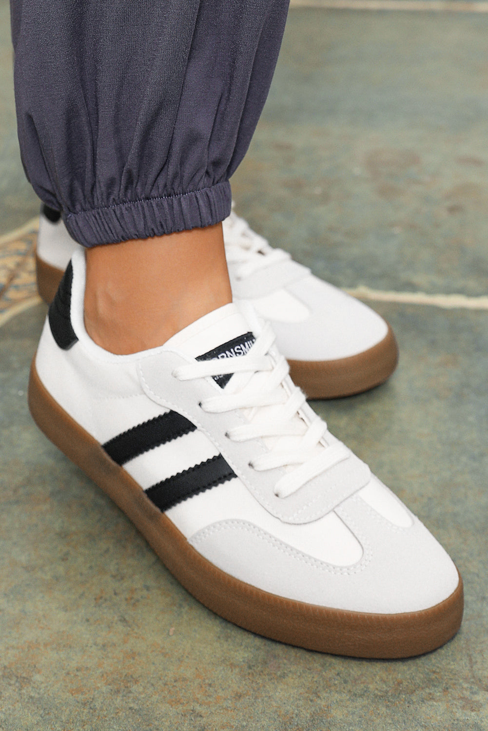 Flade sneakers med striber og snørebånd
