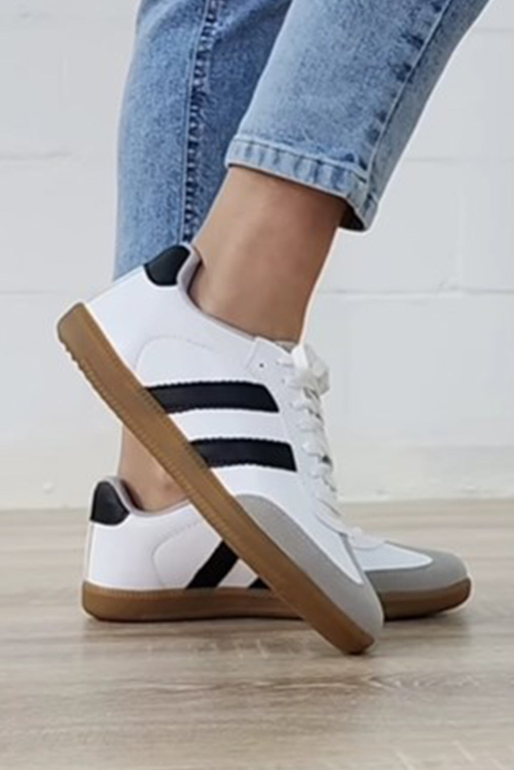 Flade sneakers med striber og snørebånd