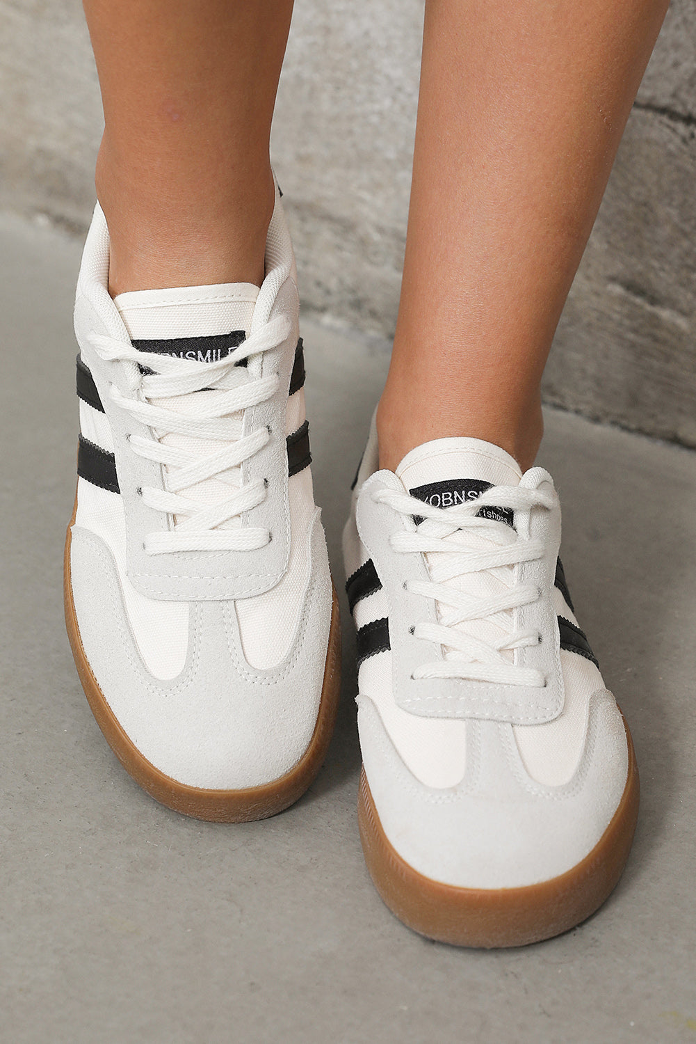 Flade sneakers med striber og snørebånd