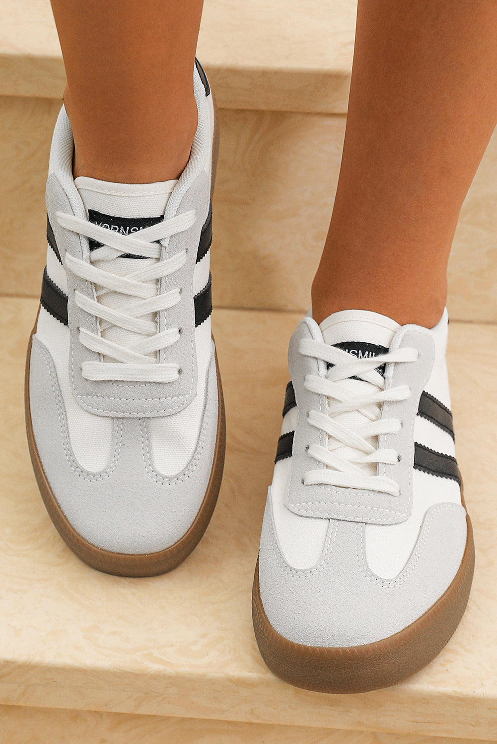 Flade sneakers med striber og snørebånd