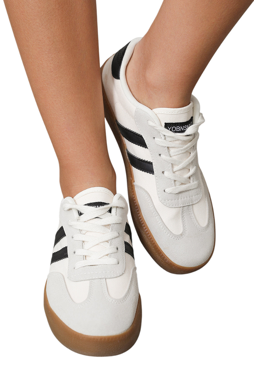 Flade sneakers med striber og snørebånd