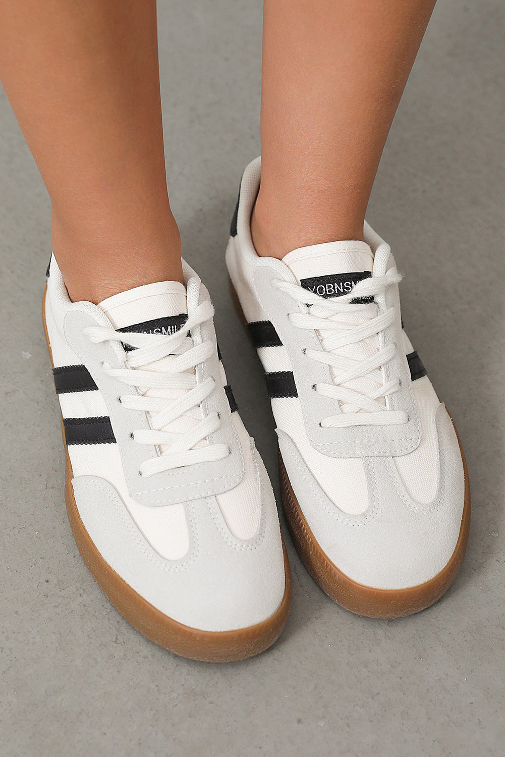 Flade sneakers med striber og snørebånd