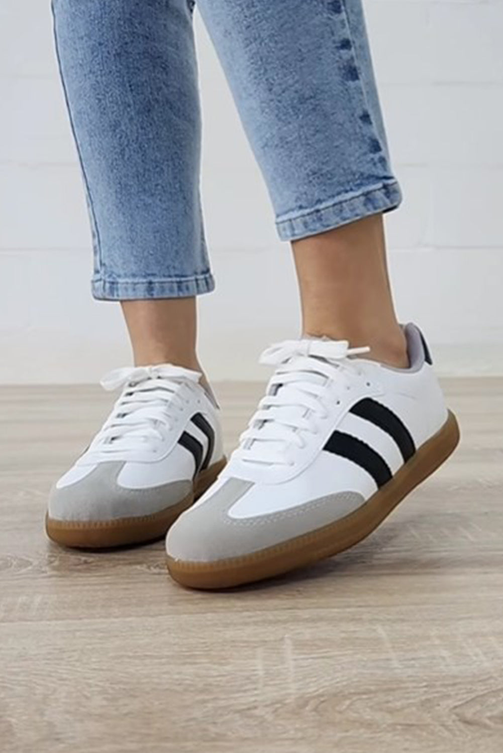 Flade sneakers med striber og snørebånd
