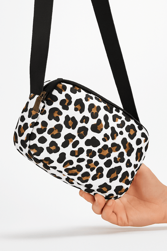 Crossbody taske i nylon med dyremønster og flere lommer