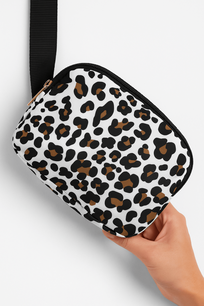 Crossbody taske i nylon med dyremønster og flere lommer