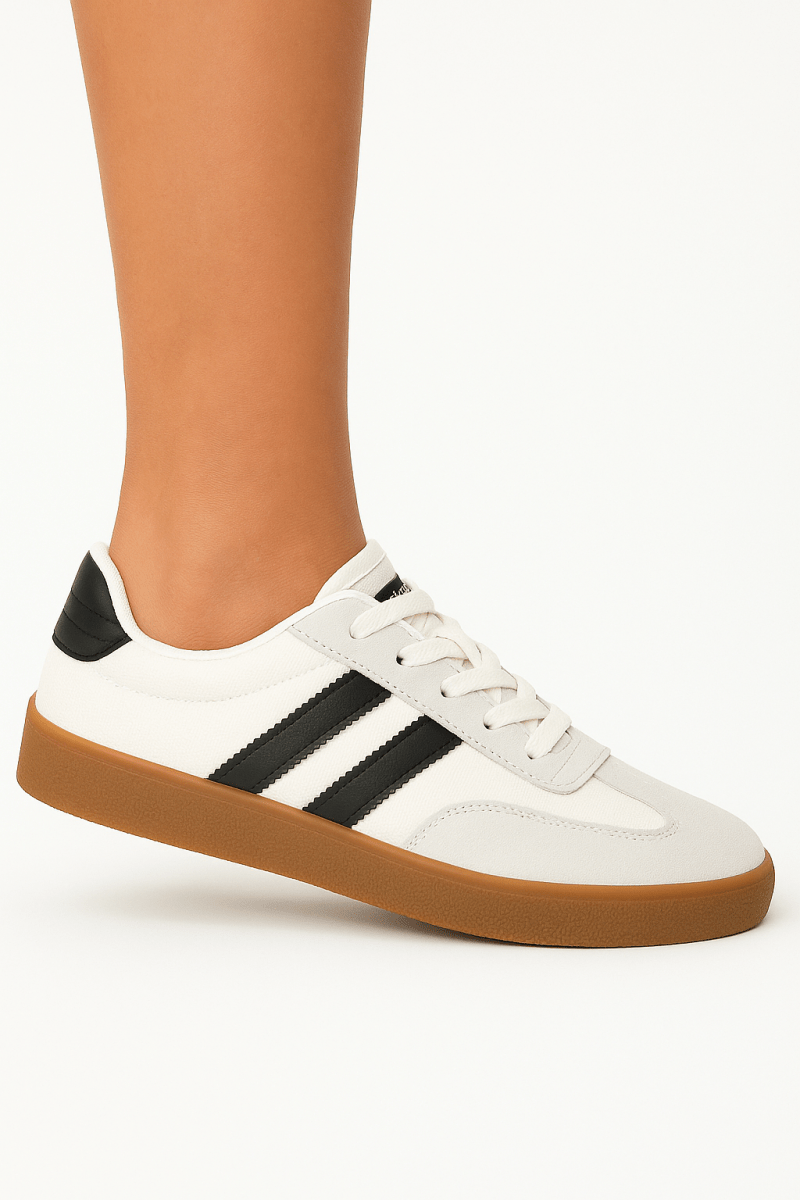 Flade sneakers med striber og snørebånd