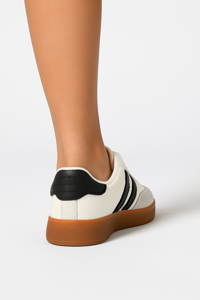 Flade sneakers med striber og snørebånd