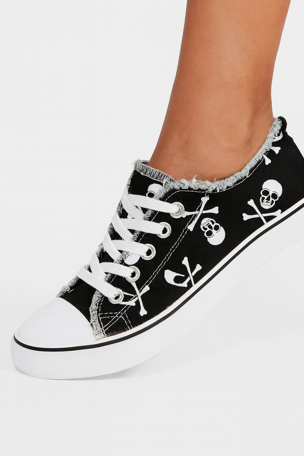 Sneakers sort med skull print i kanvas og frynset kant