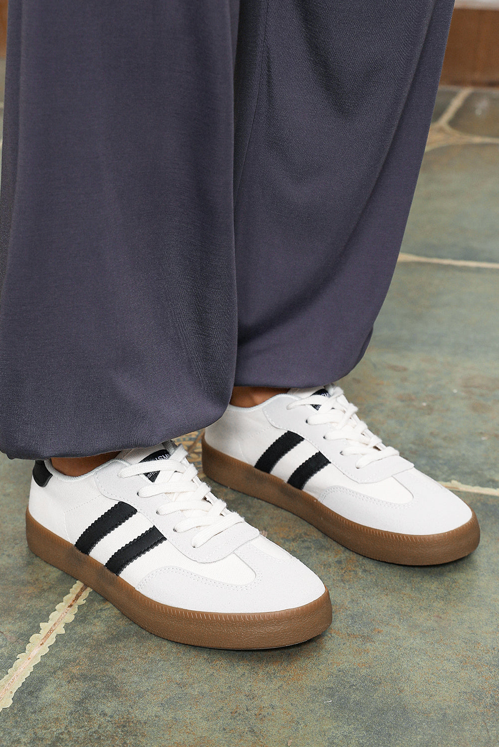Flade sneakers med striber og snørebånd