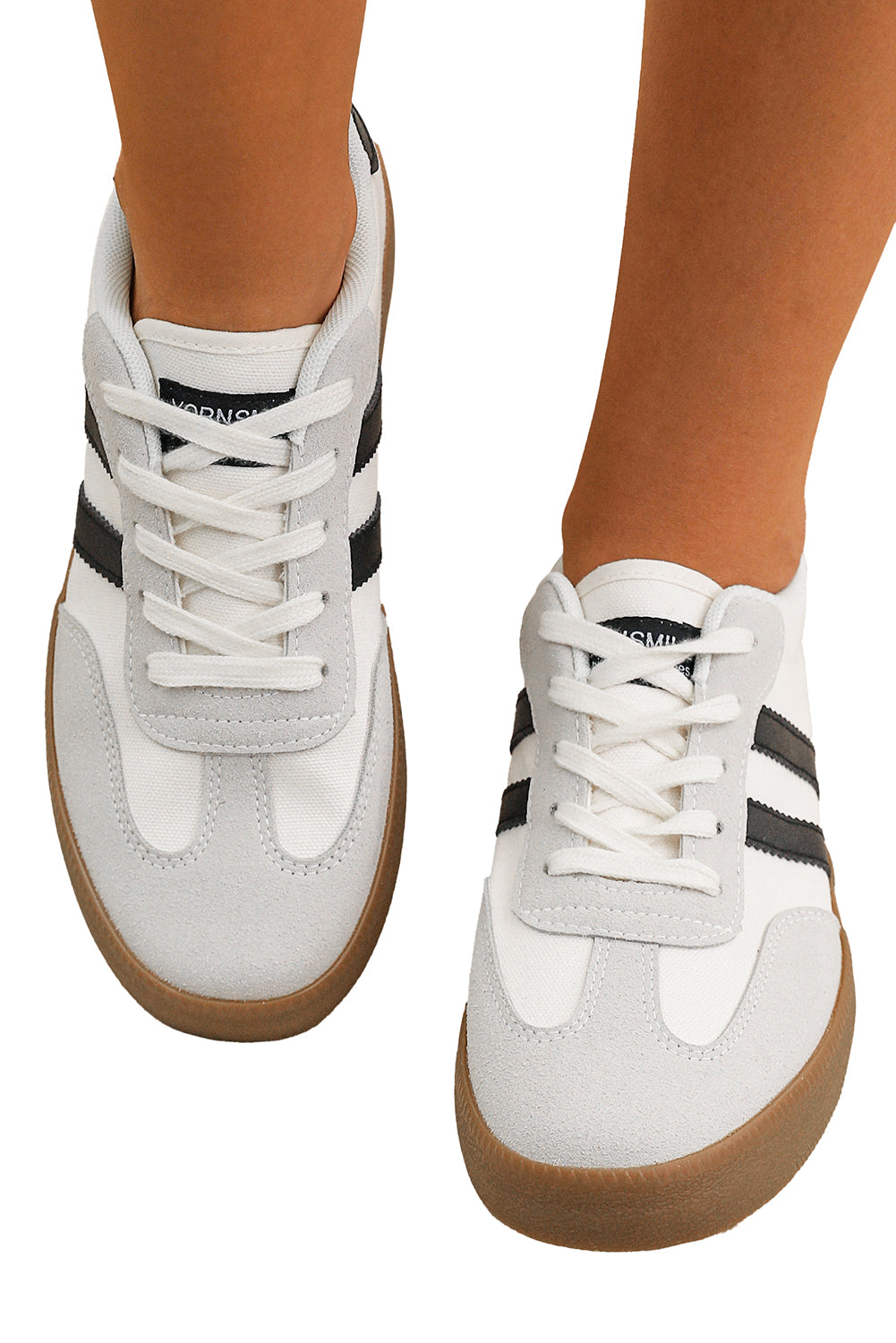 Flade sneakers med striber og snørebånd