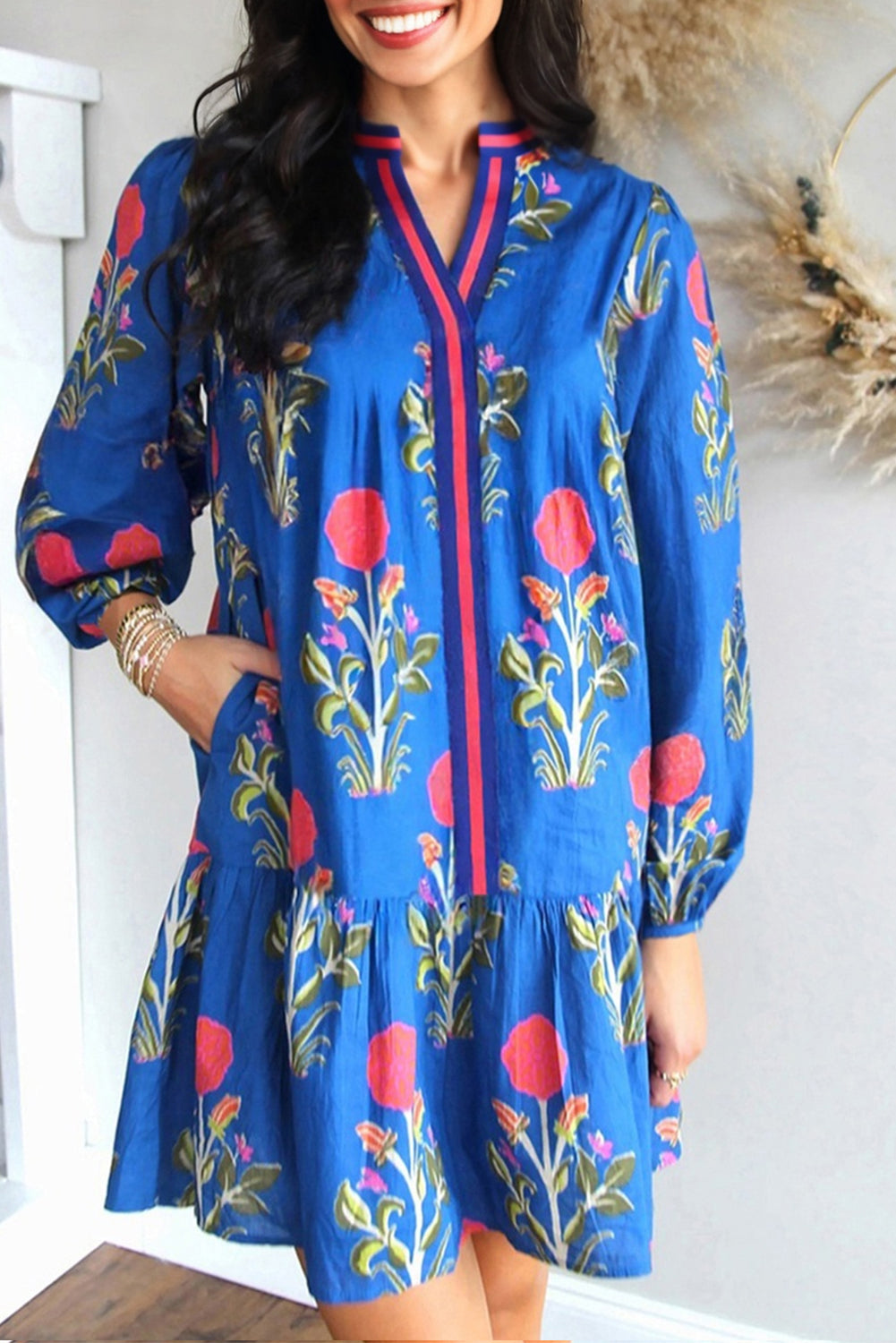 Kjole hvid blomsterprint polyester med lange ærmer og trim