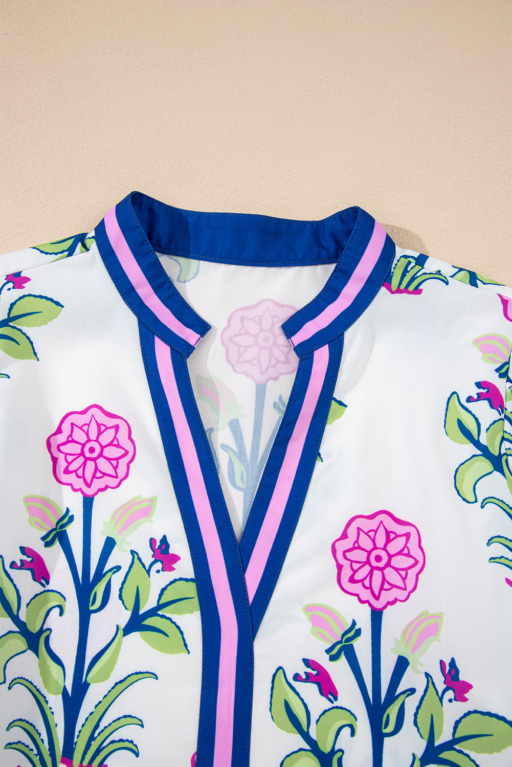 Kjole hvid blomsterprint polyester med lange ærmer og trim