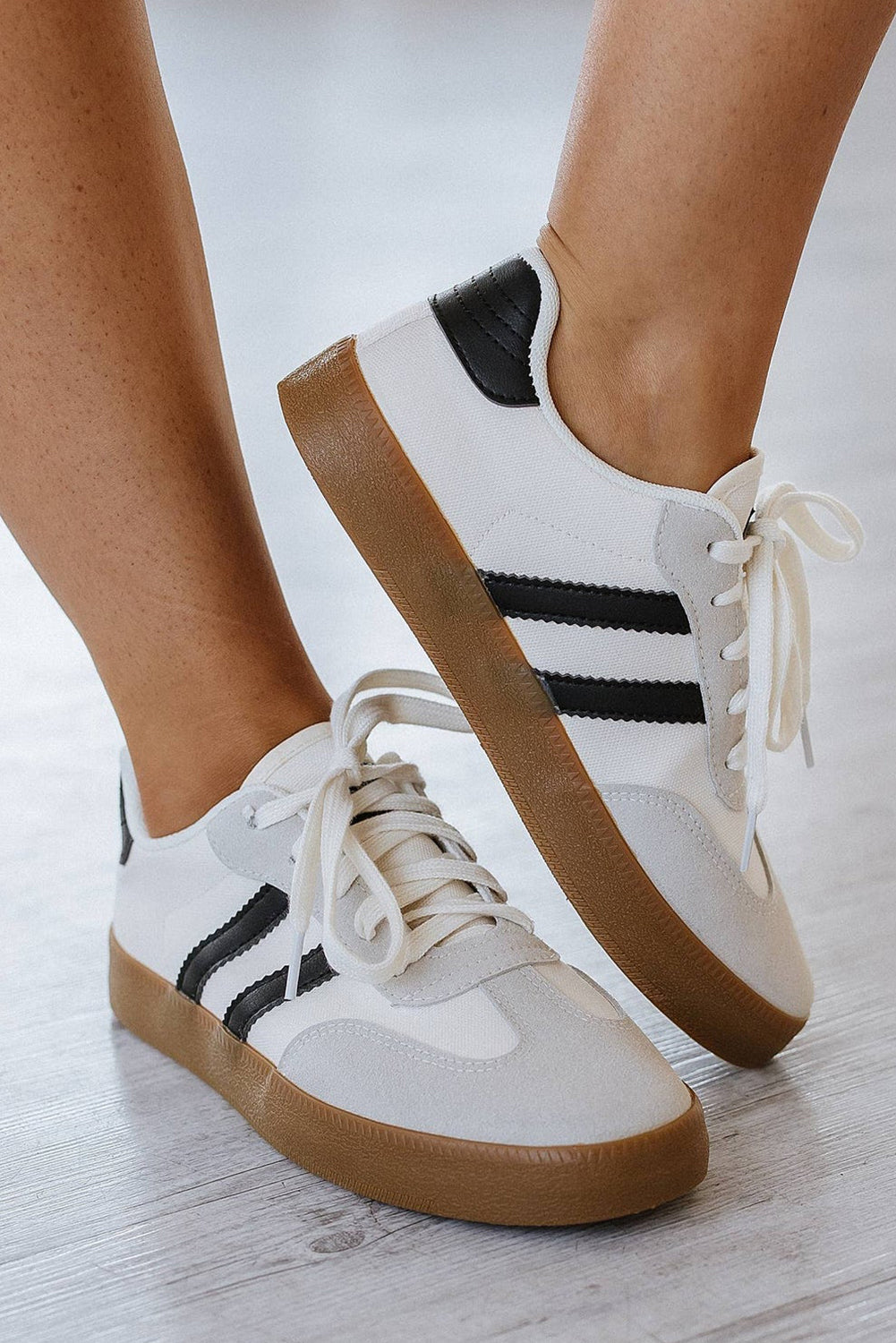 Flade sneakers med striber og snørebånd