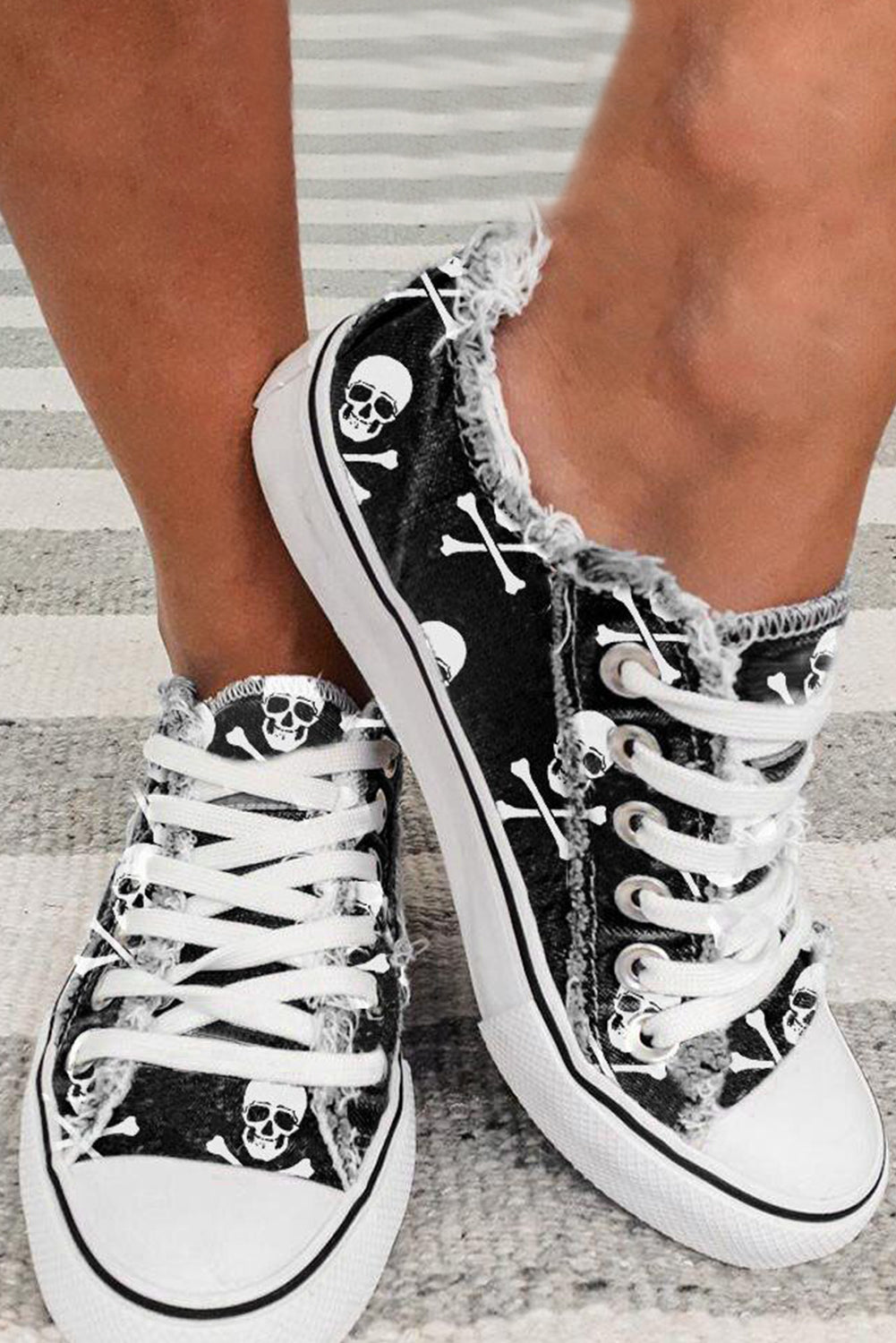 Sneakers sort med skull print i kanvas og frynset kant