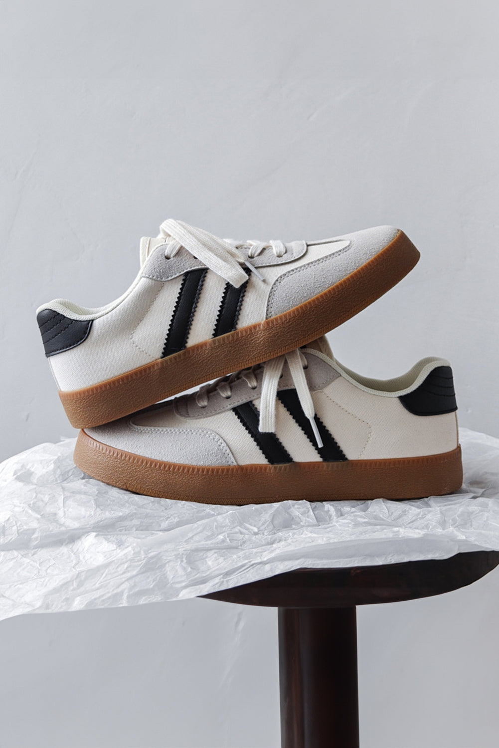 Flade sneakers med striber og snørebånd