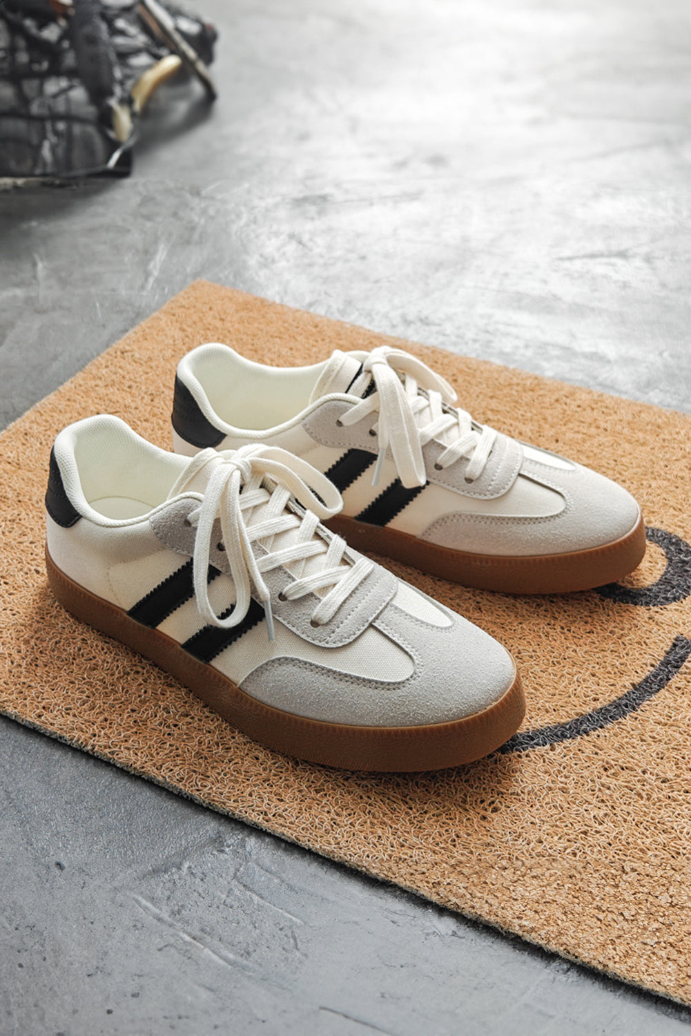 Flade sneakers med striber og snørebånd