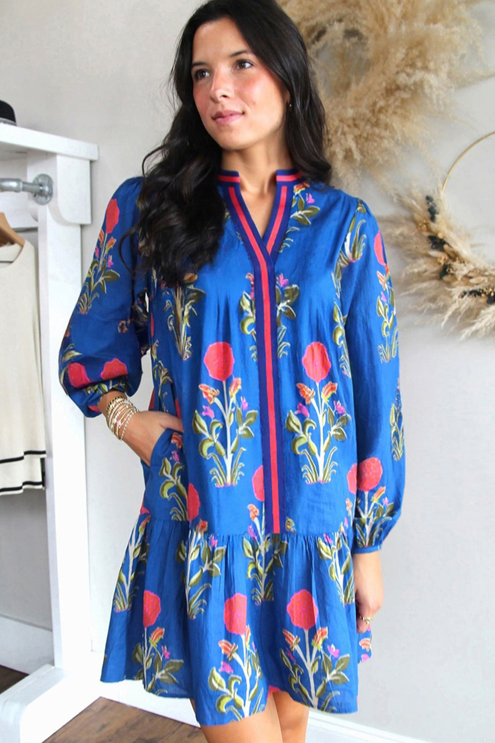 Kjole hvid blomsterprint polyester med lange ærmer og trim