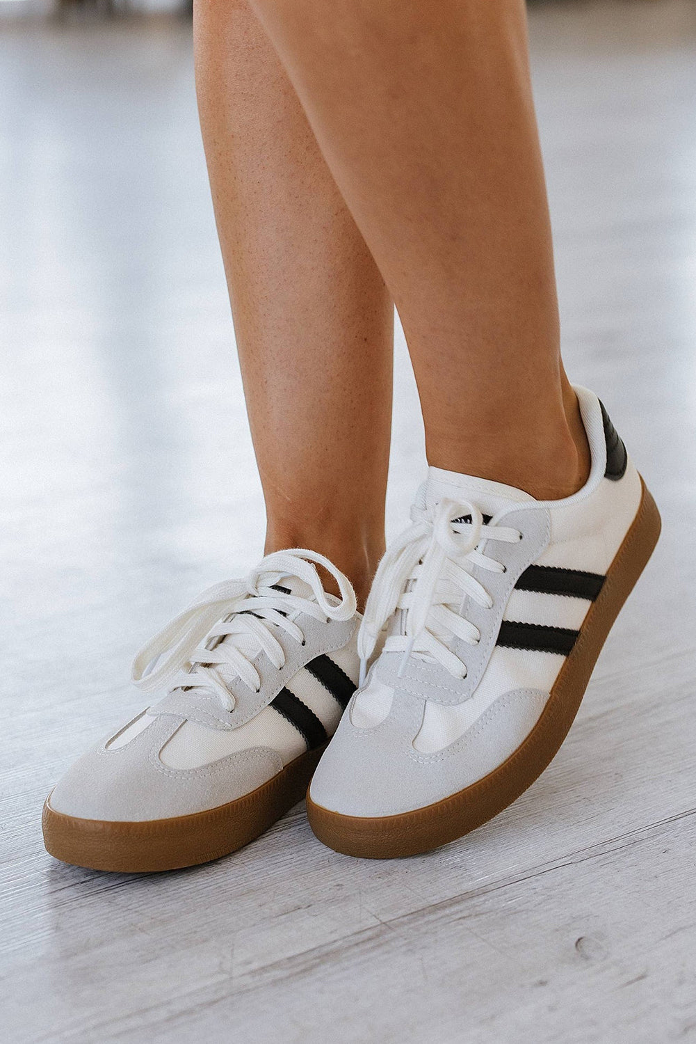 Flade sneakers med striber og snørebånd