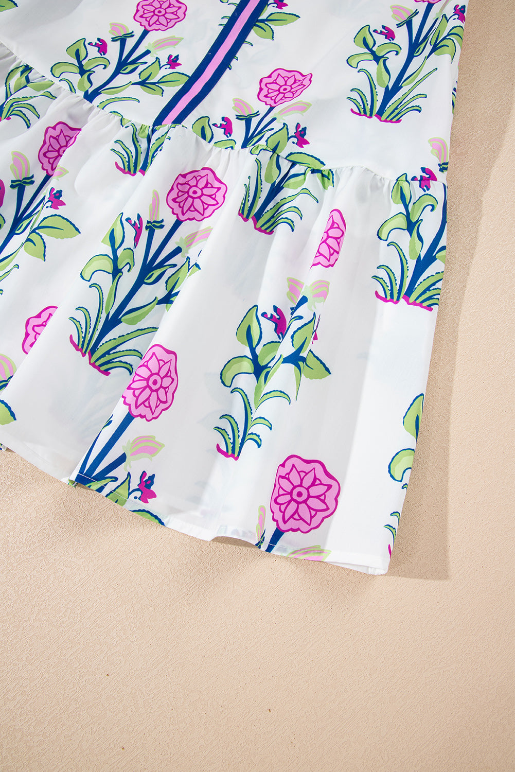 Kjole hvid blomsterprint polyester med lange ærmer og trim