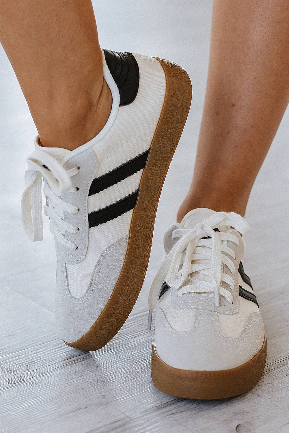 Flade sneakers med striber og snørebånd