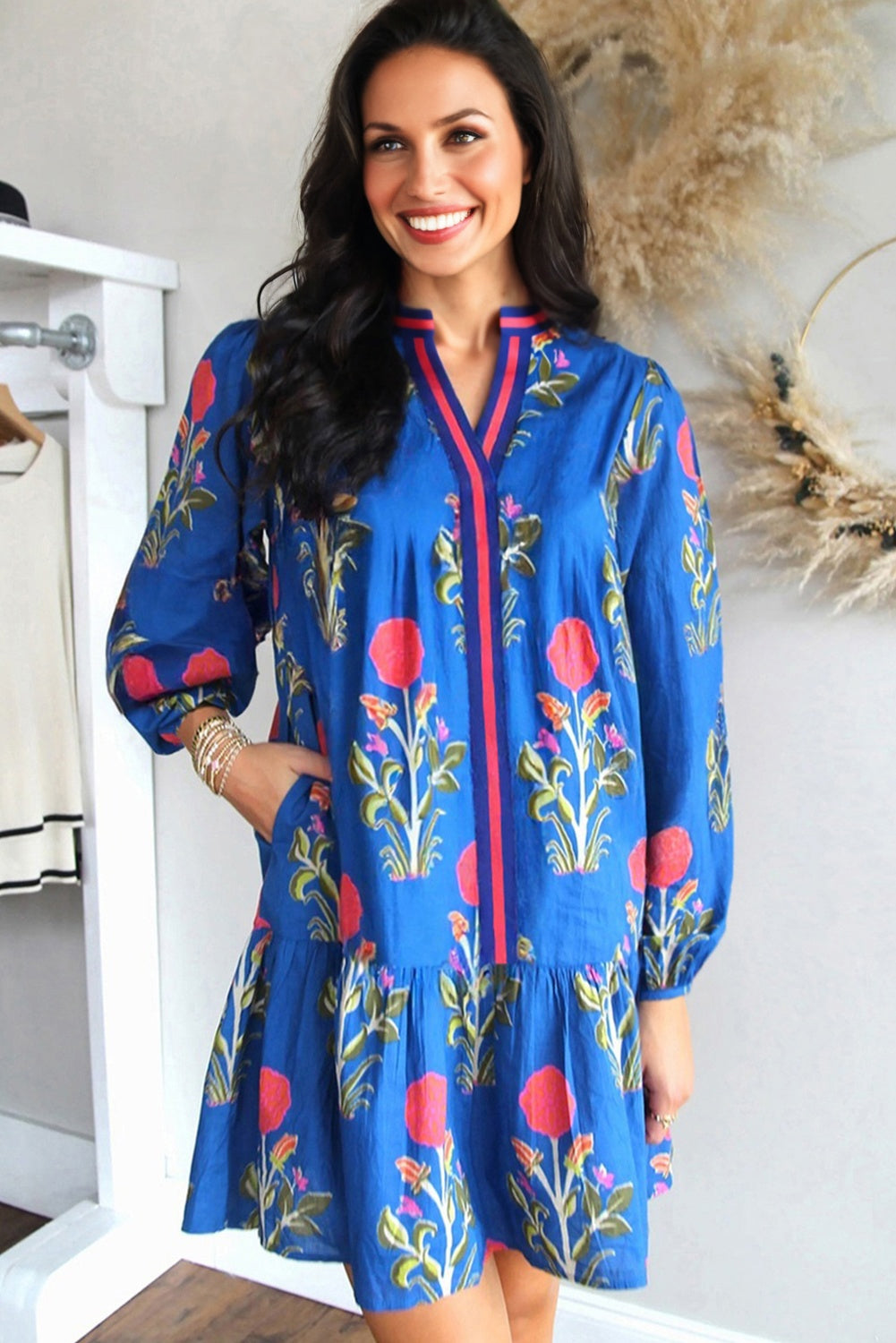 Kjole hvid blomsterprint polyester med lange ærmer og trim
