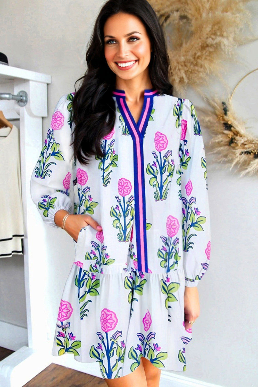 Kjole hvid blomsterprint polyester med lange ærmer og trim