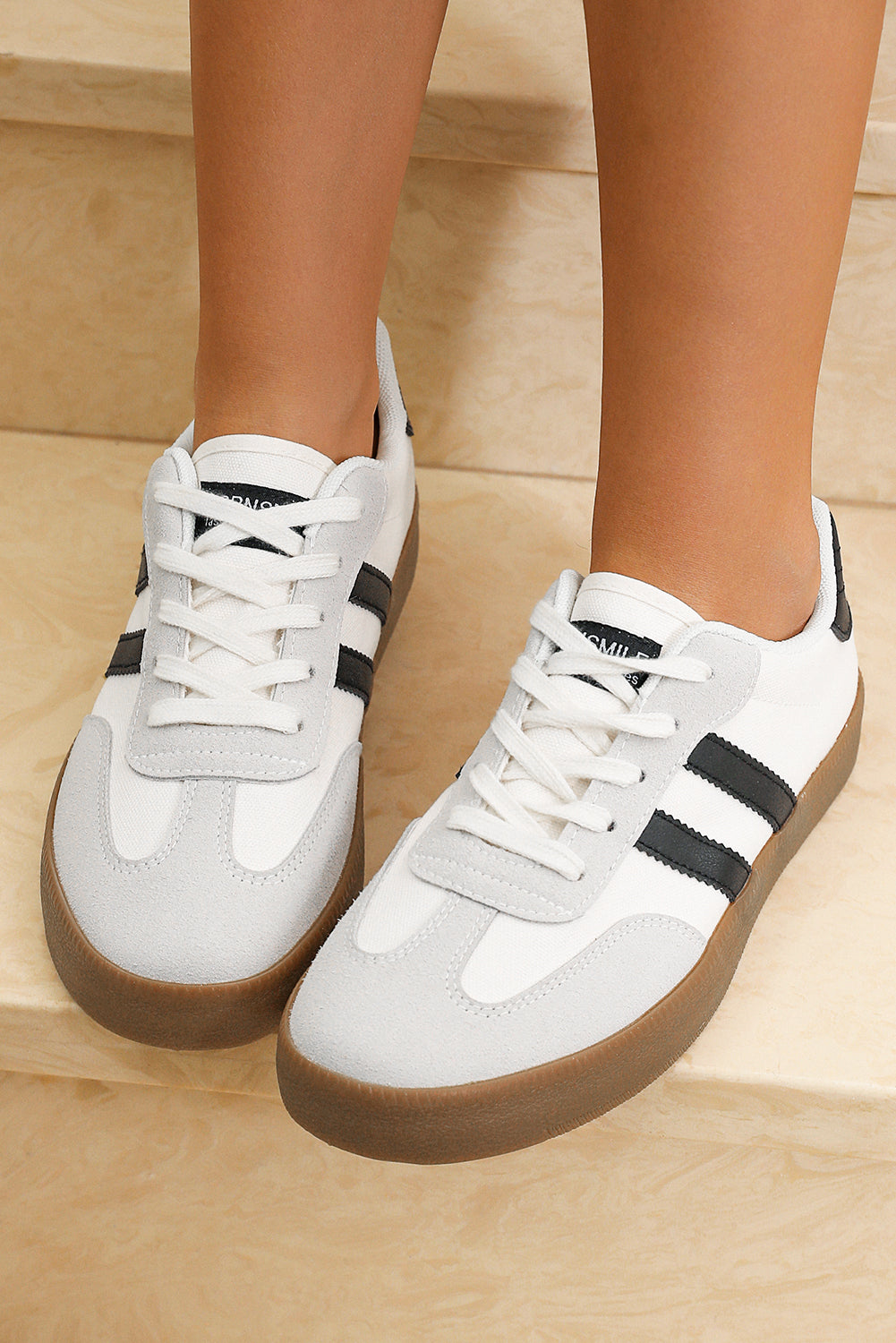 Flade sneakers med striber og snørebånd